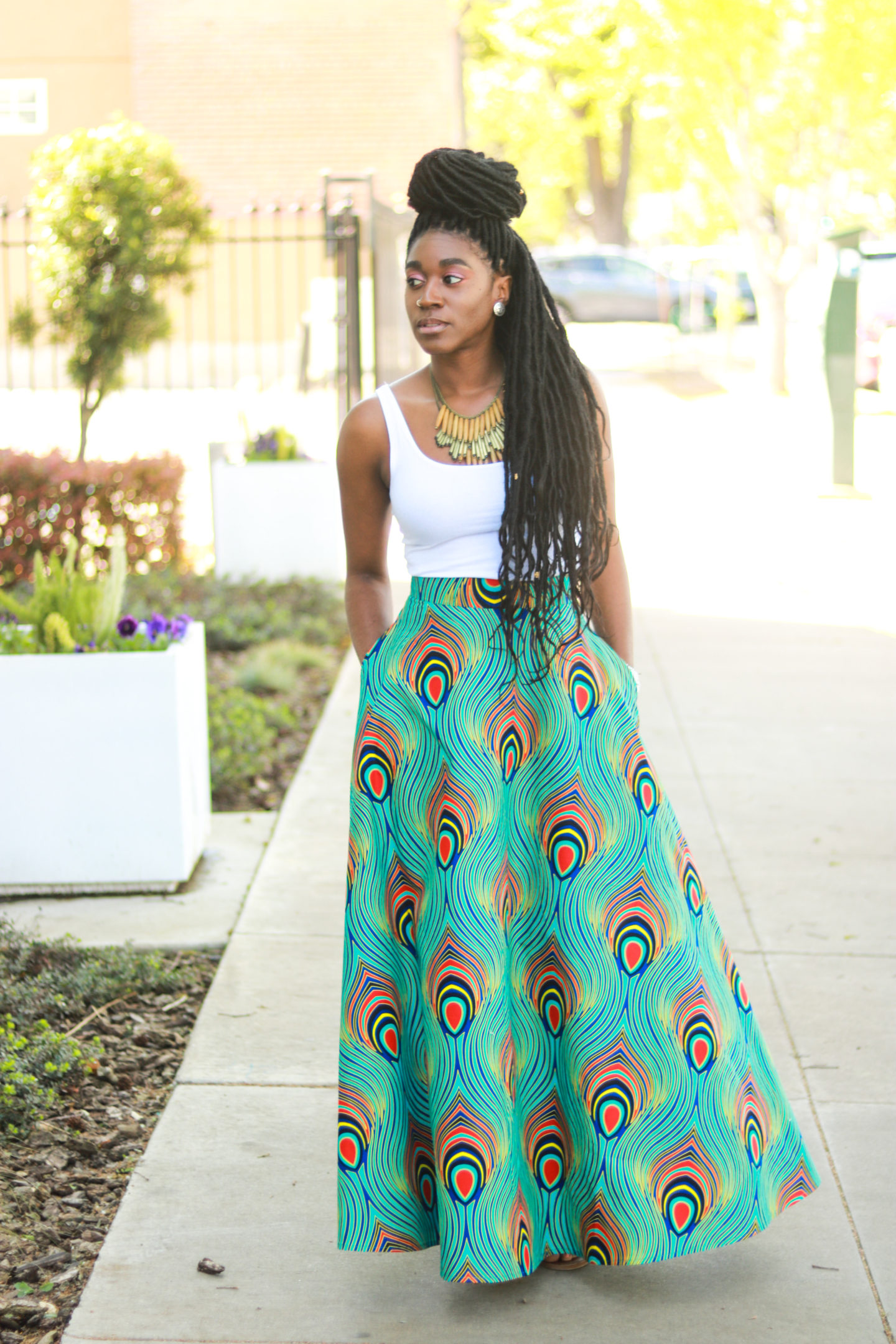 Circle skirt with zipper and outlet pockets